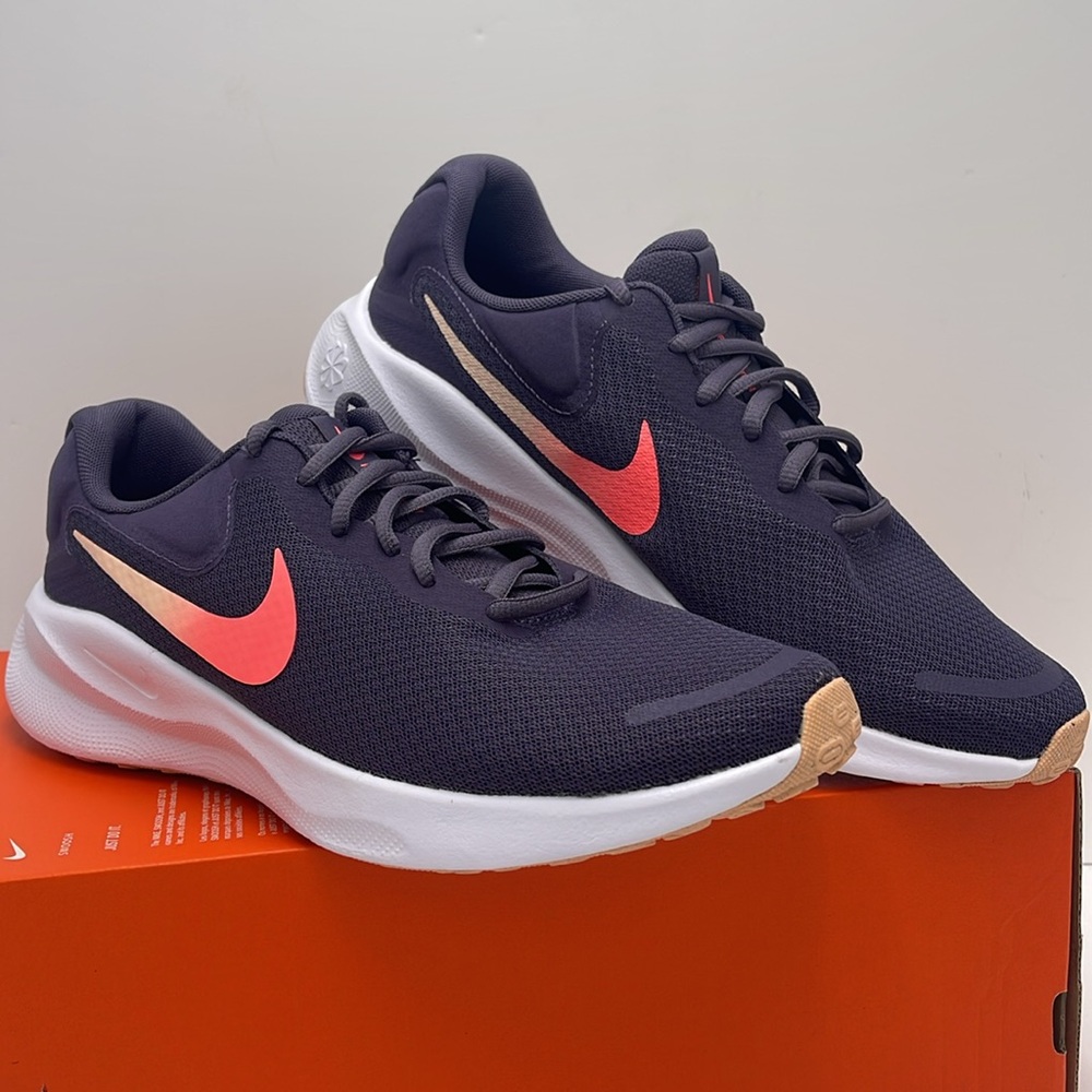 NIKE Men’s REVOLUTION 7
DK RAISIN/CRIMSON TINT-WHITE-HOT PUNCH
Style FB2208-500 - Picture 4 of 16